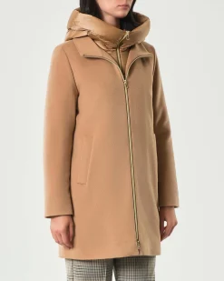 Cappotto color cammello Emme Marella in tessuto diagonale con pettorina e cappuccio imbottiti in nylon removibili