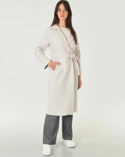Cappotto color gesso lungo in panno di misto viscosa con collo a rever e cintura in vita