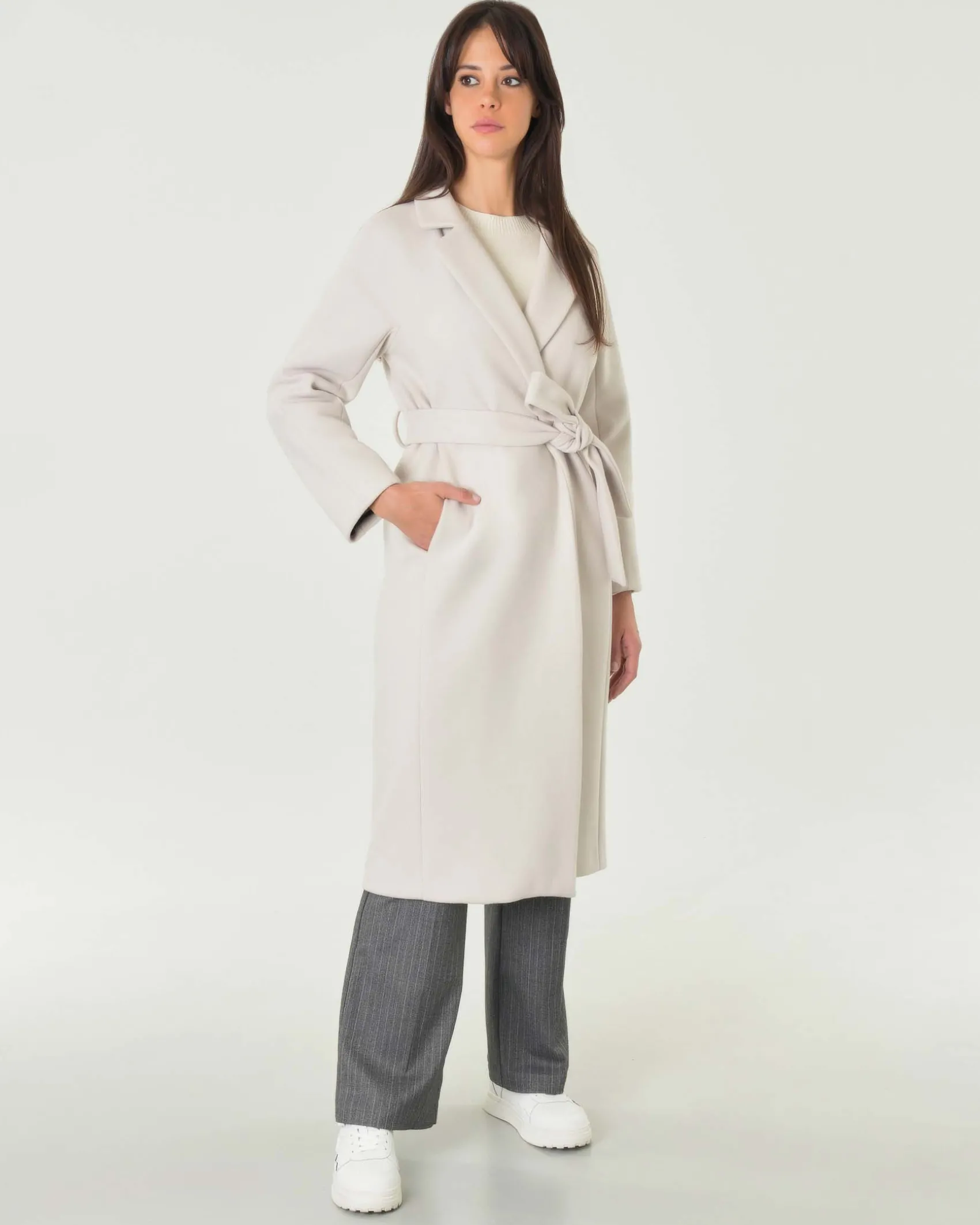Cappotto color gesso lungo in panno di misto viscosa con collo a rever e cintura in vita