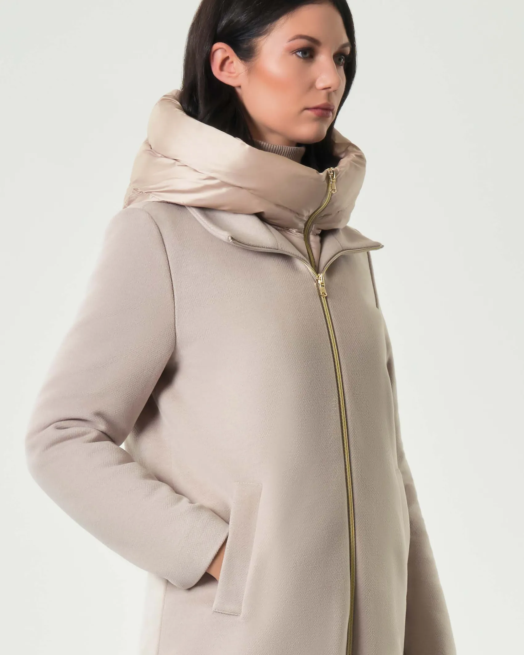 Cappotto color sabbia Emme Marella in tessuto diagonale con pettorina e cappuccio imbottiti in nylon removibili