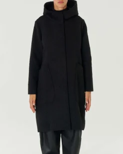 Cappotto con cappuccio in bouclé nero maxi tasche applicate e chiusura automatica nascosta