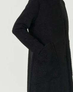 Cappotto con cappuccio in bouclé nero maxi tasche applicate e chiusura automatica nascosta
