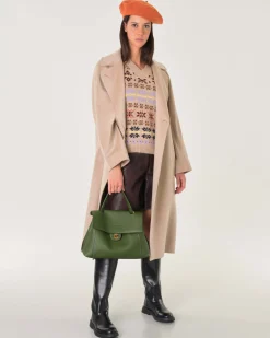 Cappotto doppiopetto beige in pura lana vergine con scollo a rever e cintura in vita