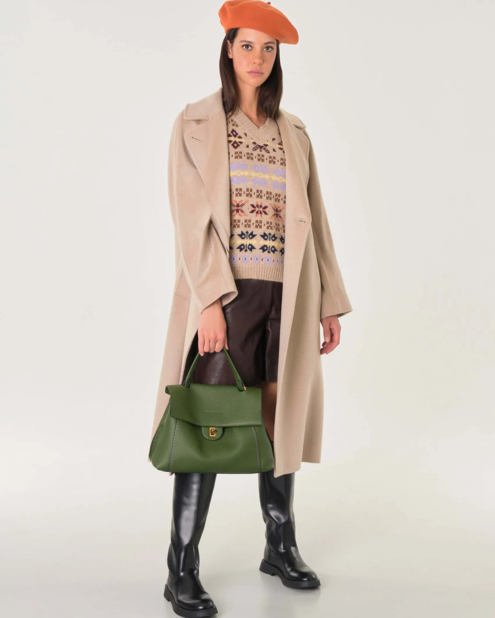 Cappotto doppiopetto beige in pura lana vergine con scollo a rever e cintura in vita