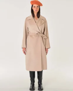 Cappotto doppiopetto beige in pura lana vergine con scollo a rever e cintura in vita
