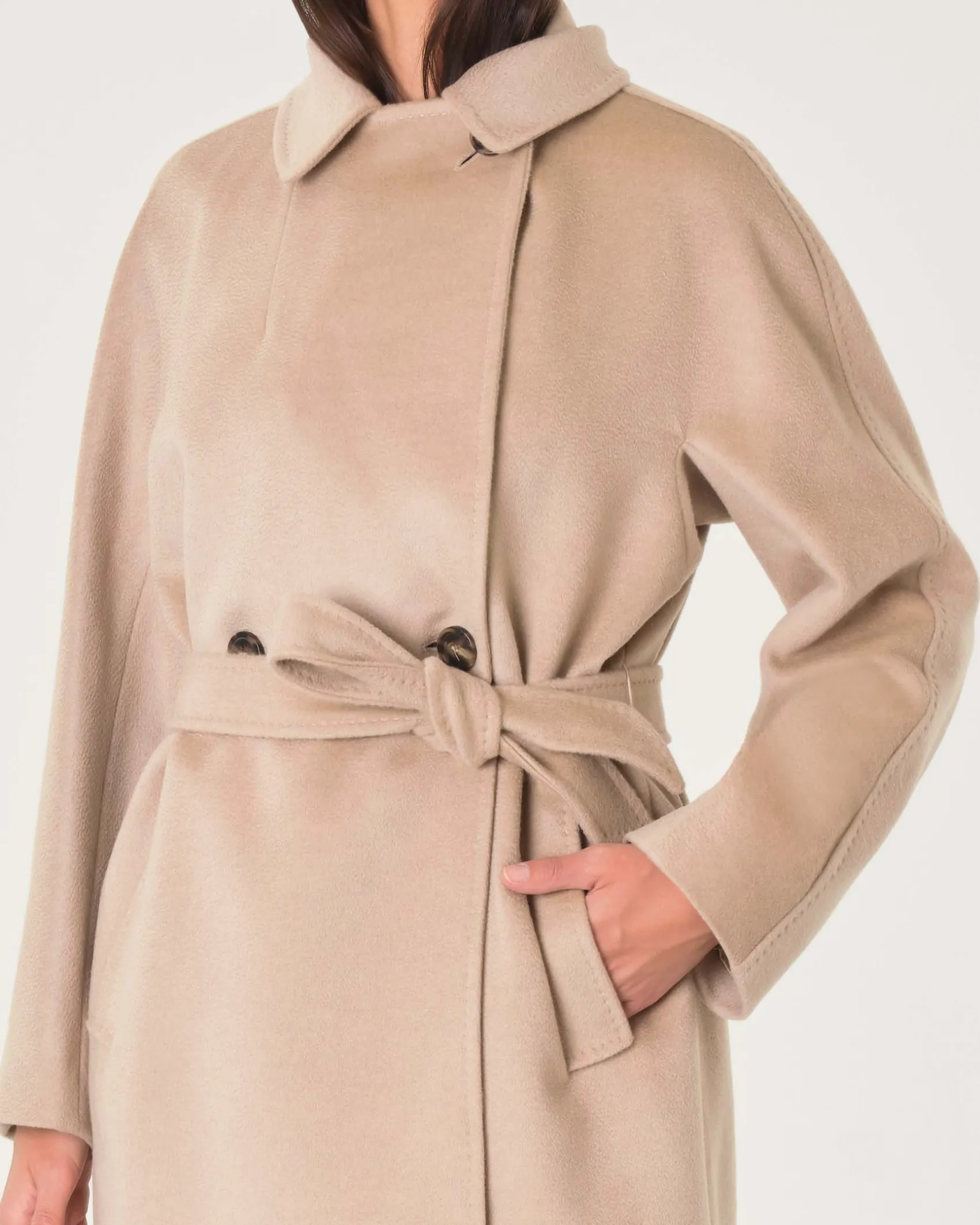 Cappotto doppiopetto beige in pura lana vergine con scollo a rever e cintura in vita