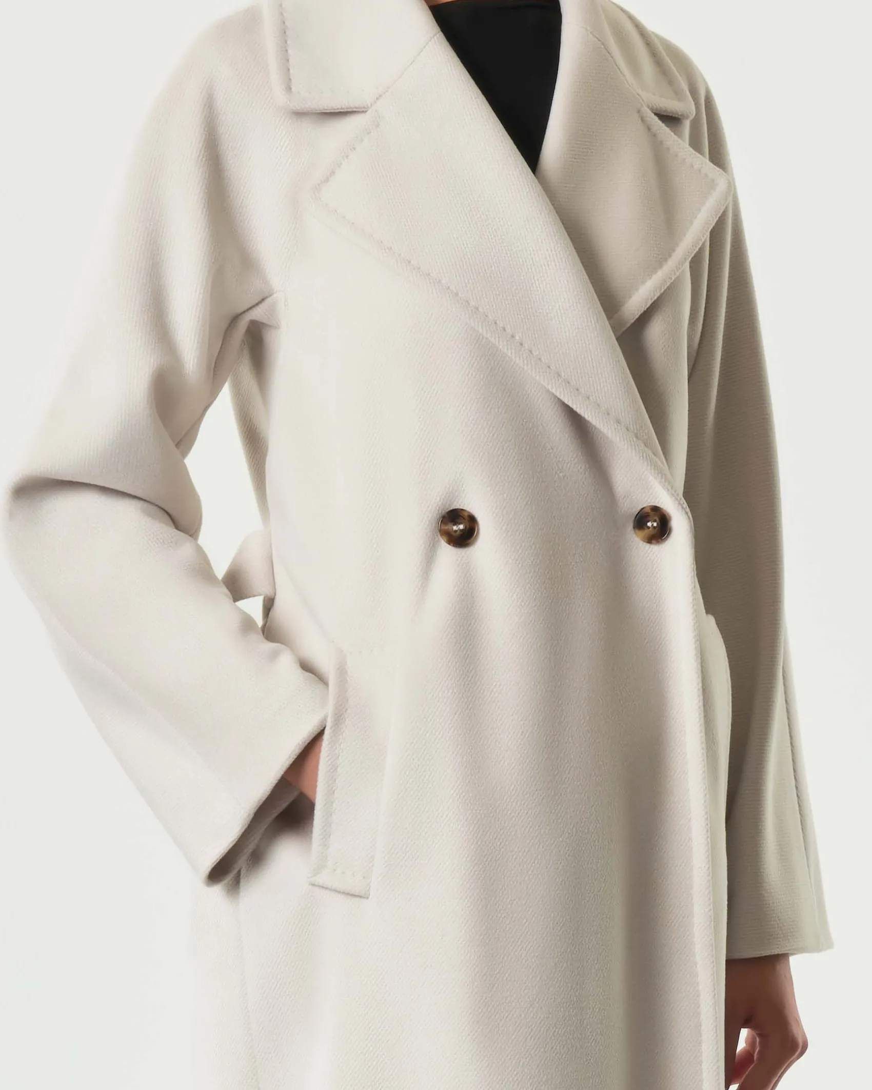 Cappotto doppiopetto color gesso Emme Marella in panno soft di viscosa con cintura in vita
