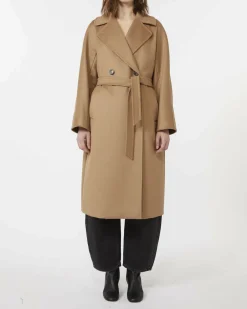 Cappotto doppiopetto color cammello Weekend Max Mara in pura lana vergine con scollo a rever e cintura in vita