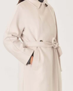Cappotto doppiopetto color panna in pura lana vergine con scollo a rever e cintura in vita