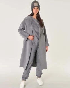 Cappotto doppiopetto grigio in pura lana vergine con scollo a rever e cintura in vita