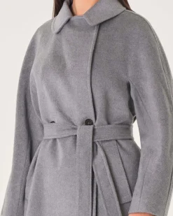 Cappotto doppiopetto grigio in pura lana vergine con scollo a rever e cintura in vita