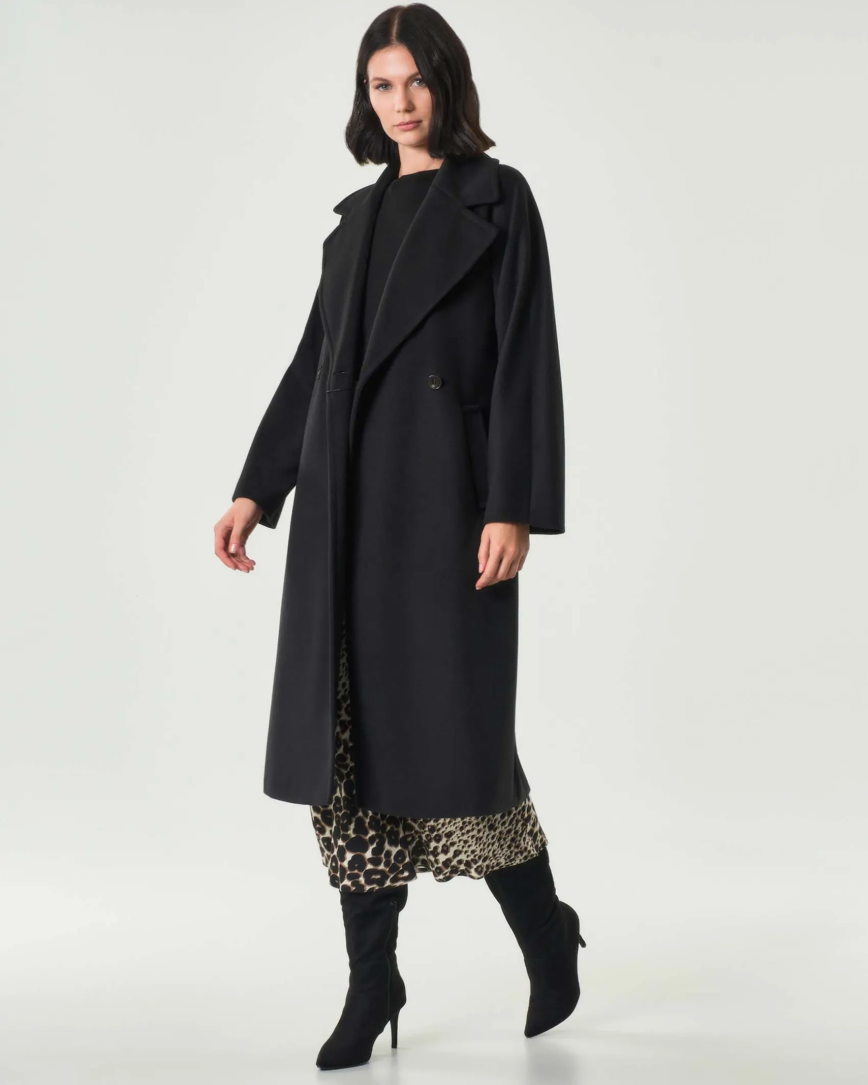 Cappotto doppiopetto nero Emme Marella in panno soft di viscosa con cintura in vita