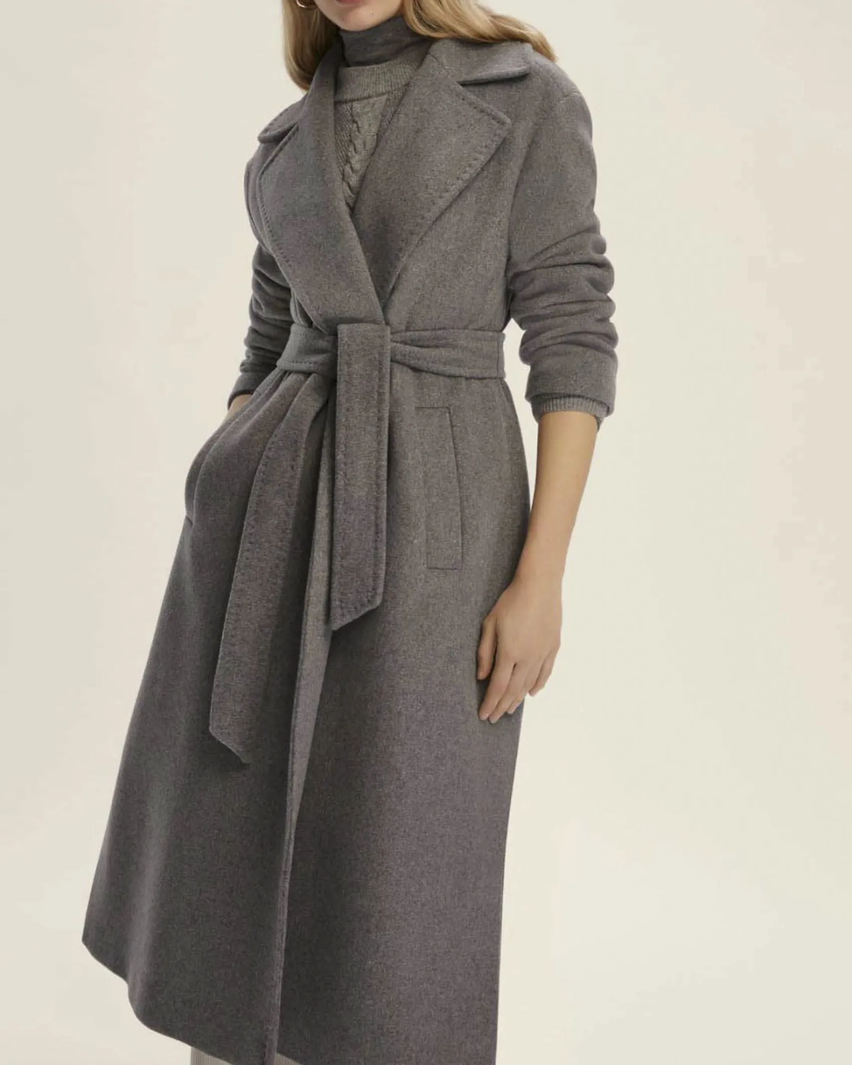 Cappotto grigio Emme Marella in panno di misto lana Manteco con scollo a rever e cintura in vita abbinata