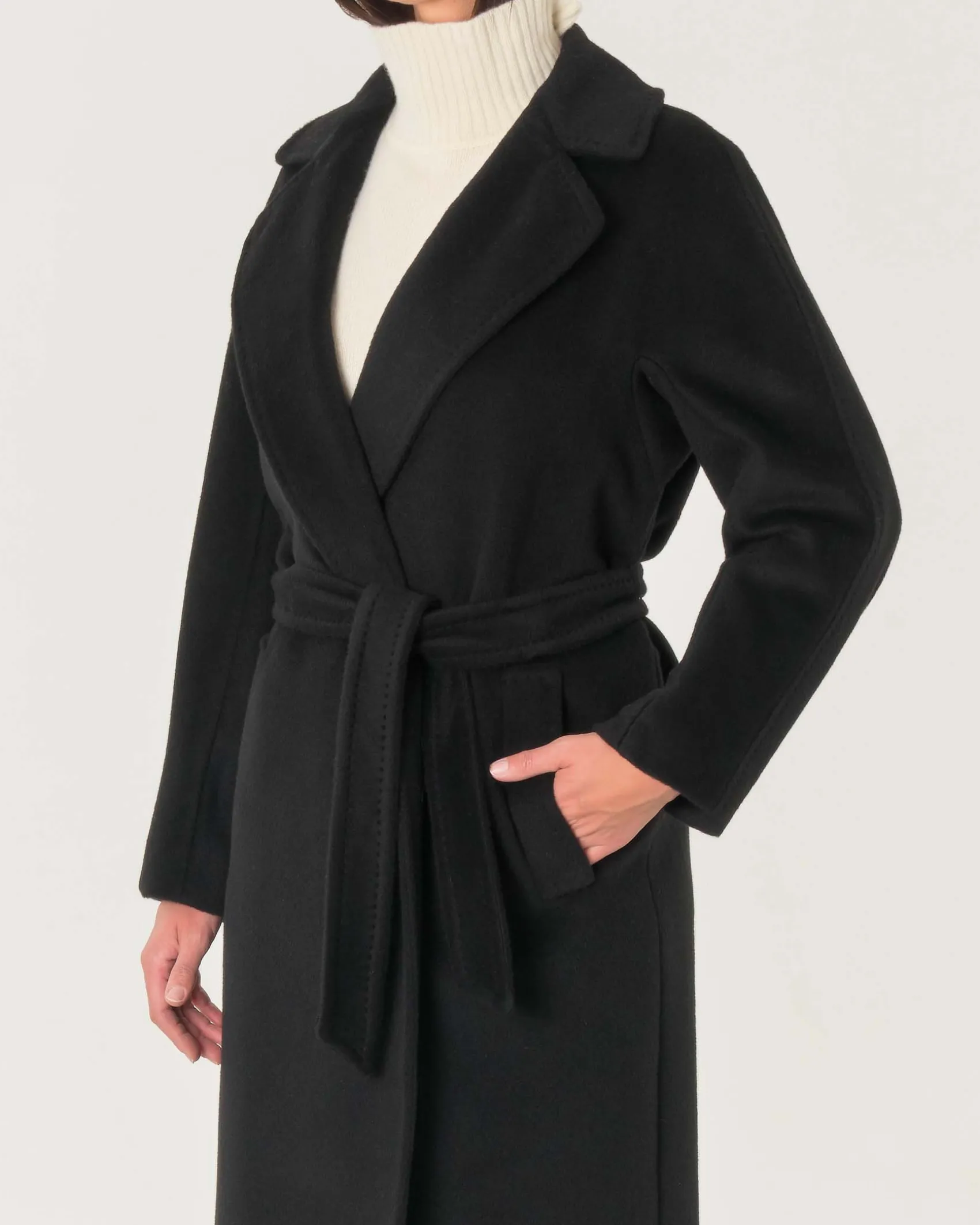 Cappotto lungo a vestaglia nero in lana mohair e alpaca con rever ampio