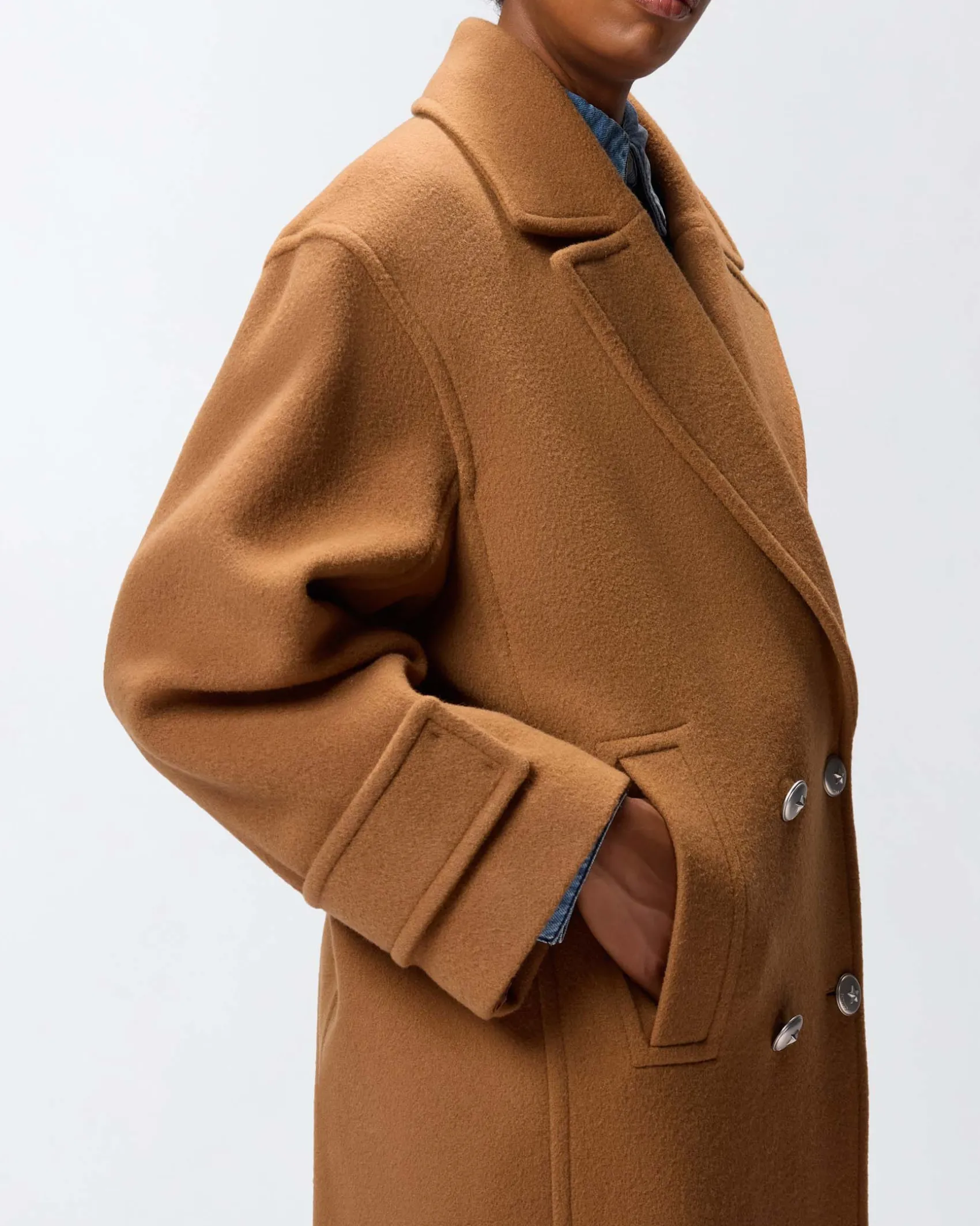 Cappotto lungo color cammello Pinko panna di misto lana con chiusura a doppiopetto e scollo a rever