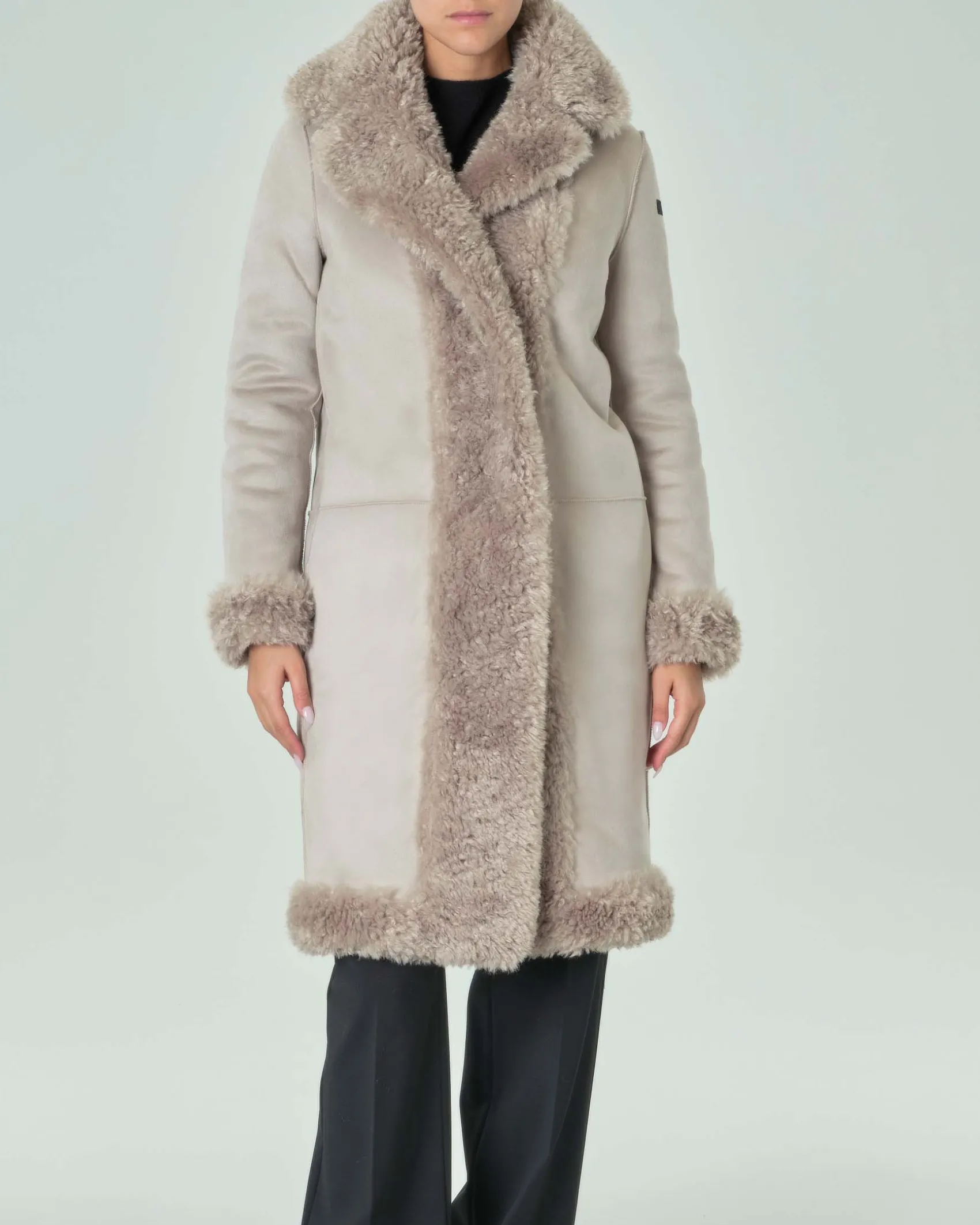 Cappotto lungo color taupe in tessuto effetto teddy reversibile con cappuccio