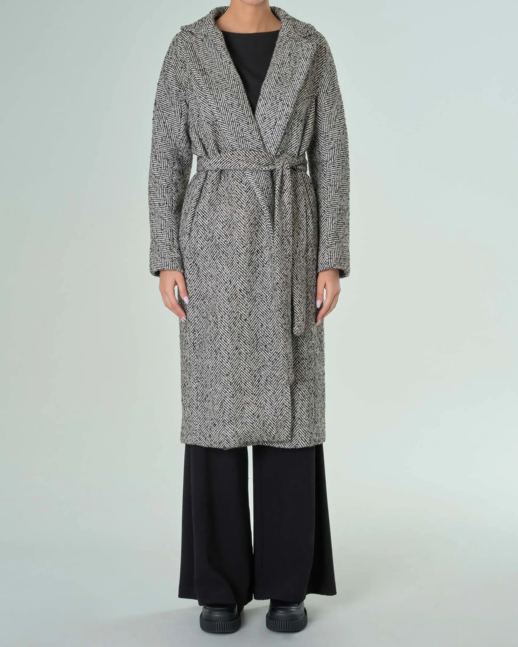 Cappotto lungo nero e bianco in tessuto spinato con cintura in vita