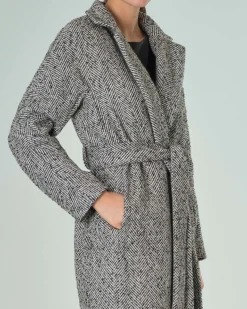 Cappotto lungo nero e bianco in tessuto spinato con cintura in vita