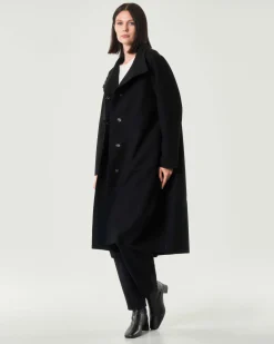 Cappotto midi nero Jurerê dalla linea a uovo in tessuto effetto panna con colletto in piedi e maxi tasche laterali applicate