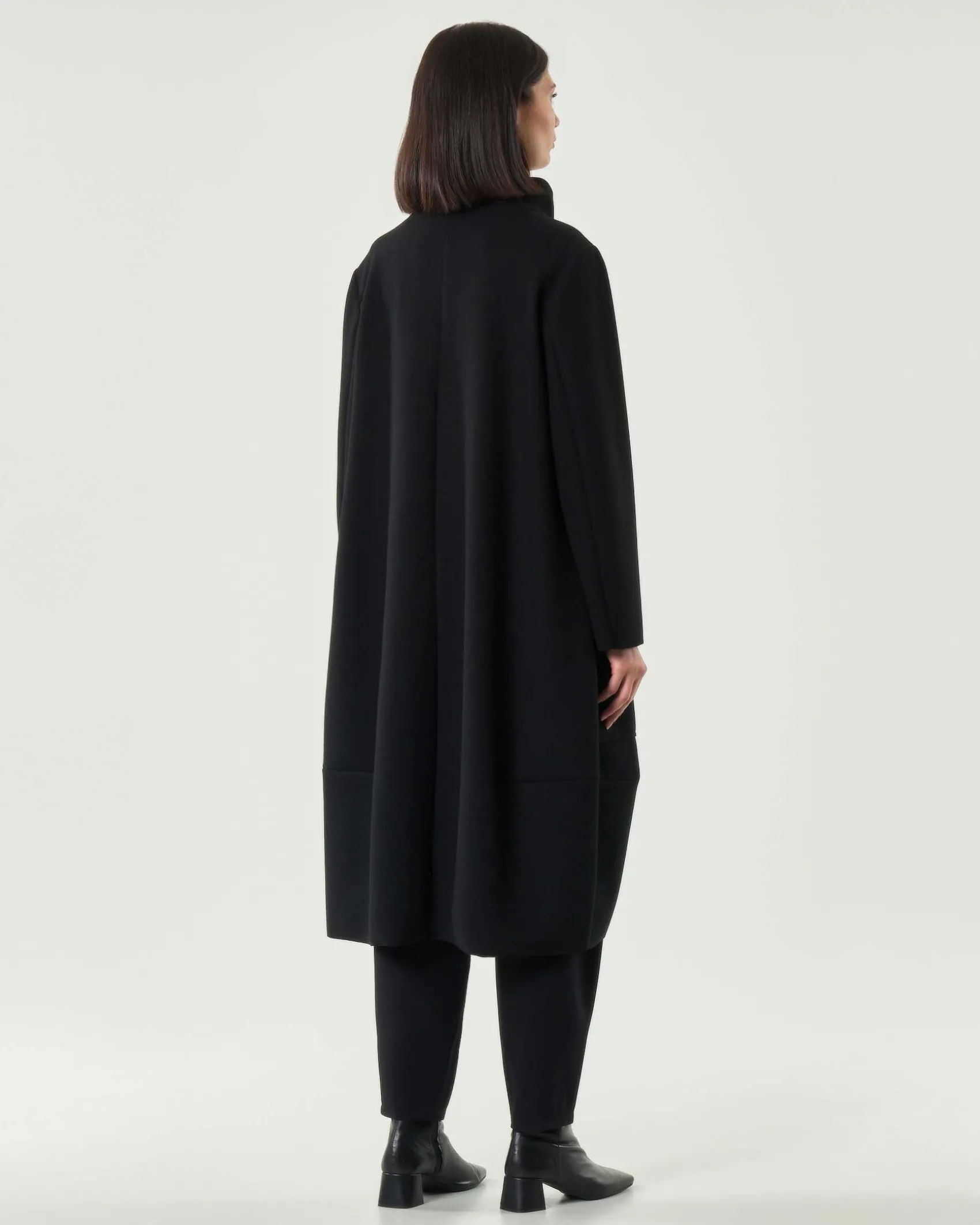 Cappotto midi nero Jurerê dalla linea a uovo in tessuto effetto panna con colletto in piedi e maxi tasche laterali applicate