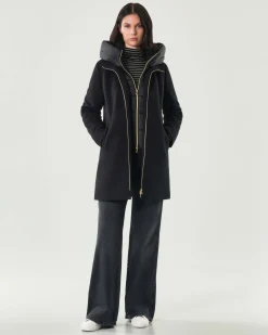 Cappotto nero Emme Marella in tessuto diagonale con pettorina e cappuccio imbottiti in nylon removibili
