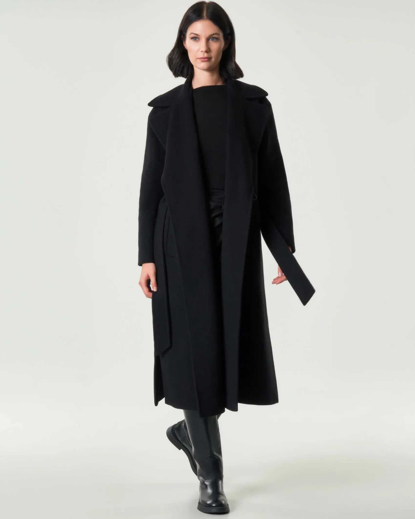 Cappotto nero Emme Marella in panno di misto lana Manteco con scollo a rever e cintura in vita abbinata