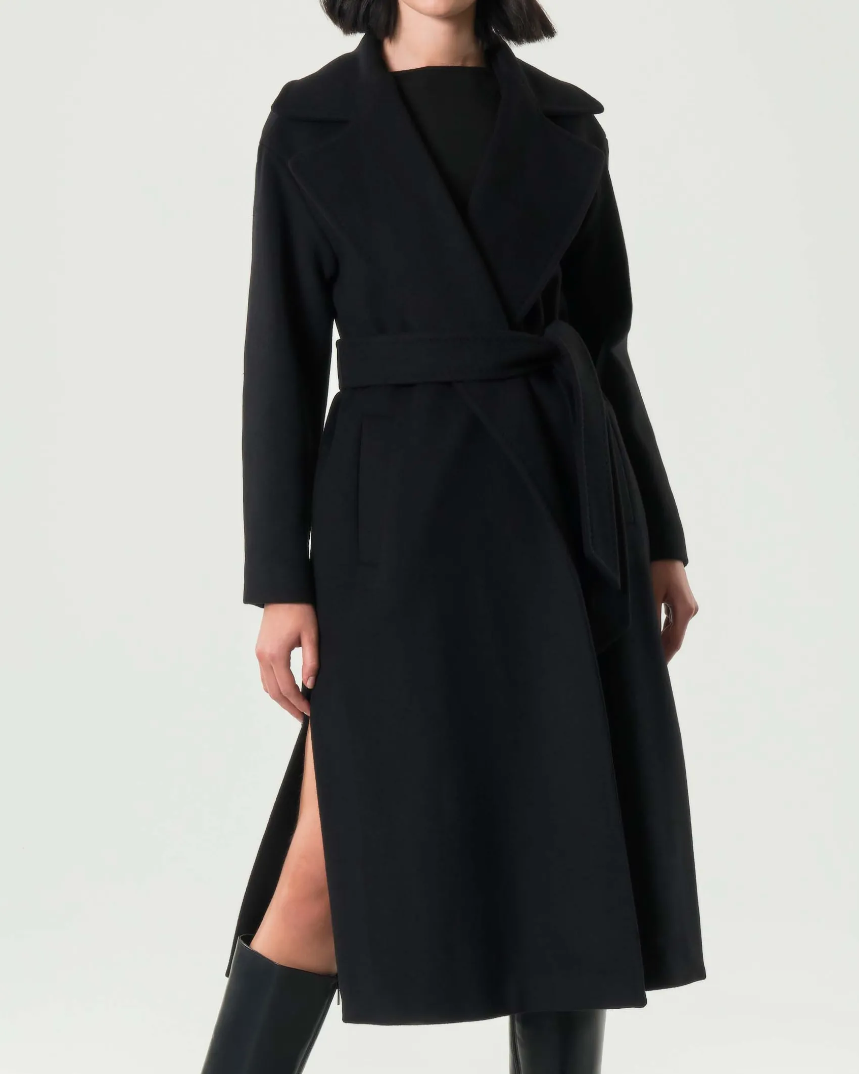 Cappotto nero Emme Marella in panno di misto lana Manteco con scollo a rever e cintura in vita abbinata