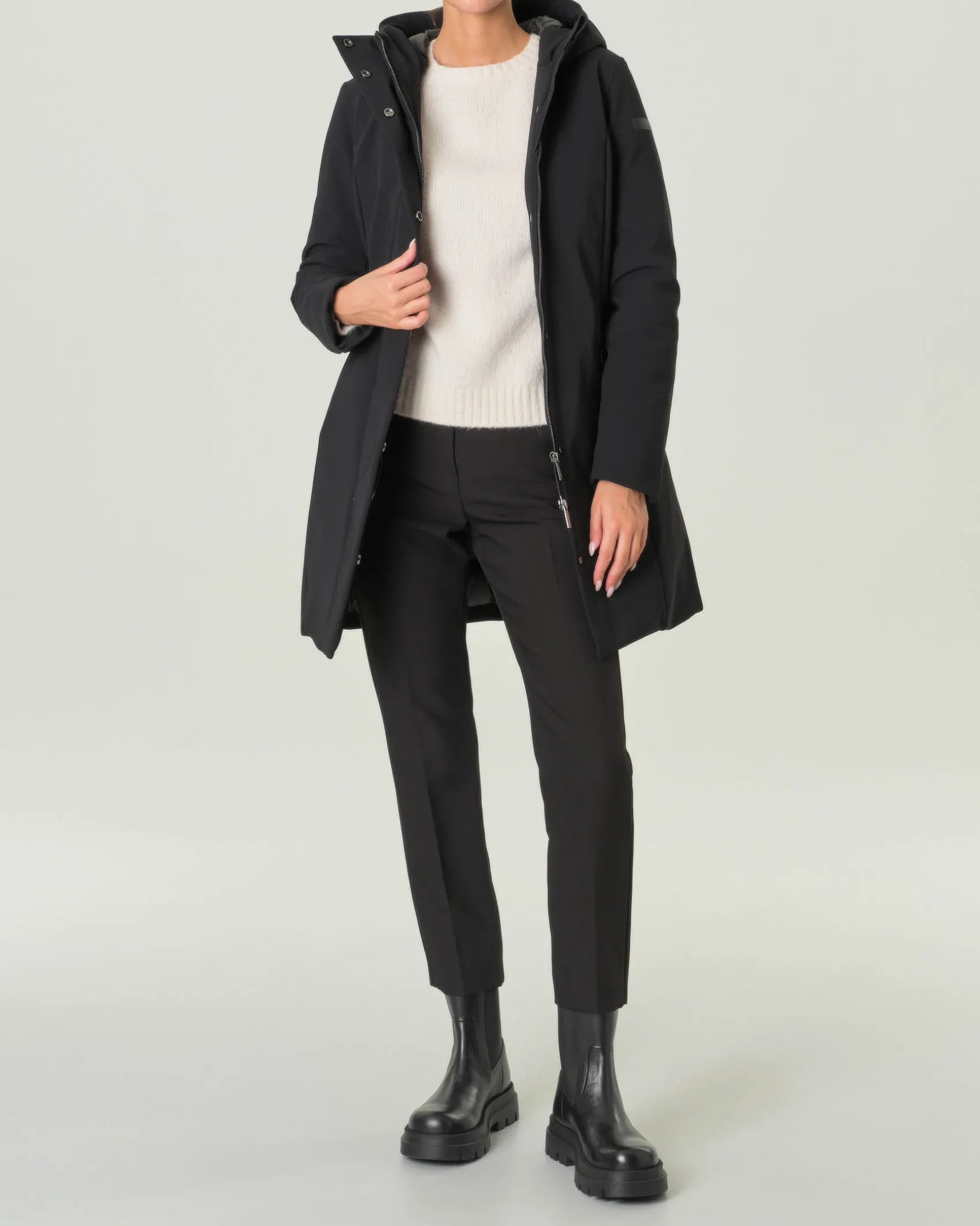 Cappotto nero imbottito dalla linea sfiancata con cappuccio