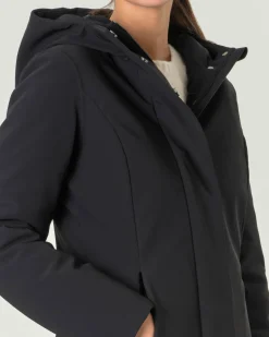 Cappotto nero imbottito dalla linea sfiancata con cappuccio