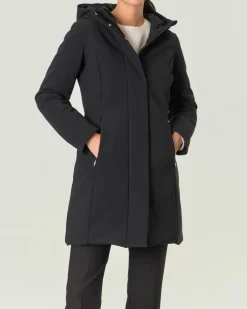 Cappotto nero imbottito dalla linea sfiancata con cappuccio