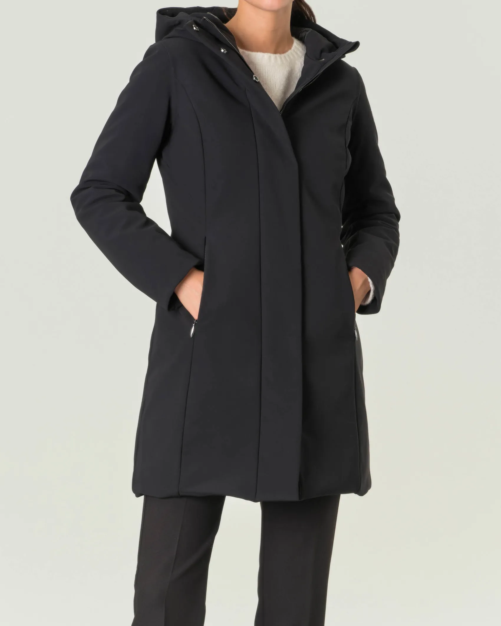 Cappotto nero imbottito dalla linea sfiancata con cappuccio