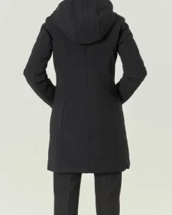 Cappotto nero imbottito dalla linea sfiancata con cappuccio