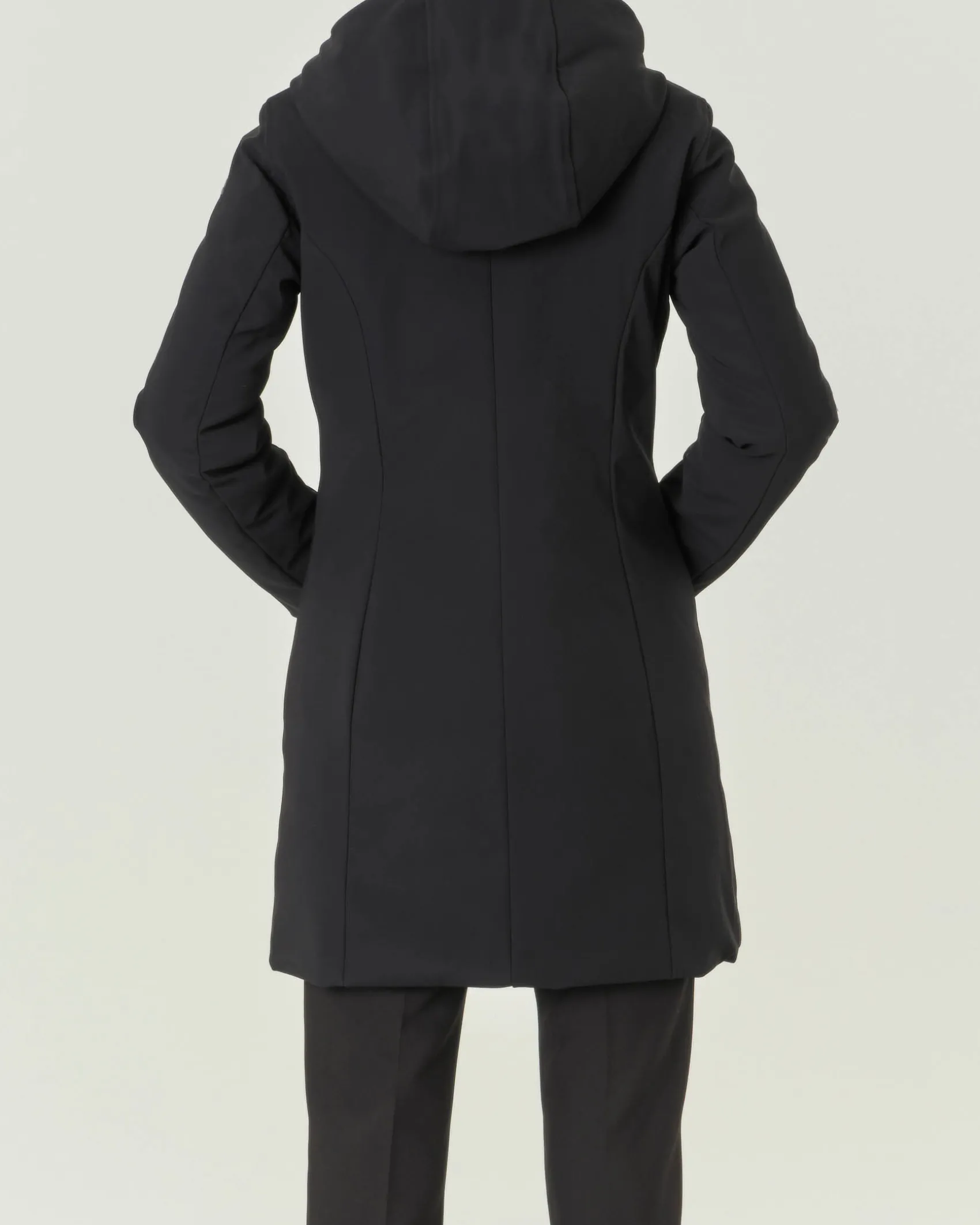 Cappotto nero imbottito dalla linea sfiancata con cappuccio