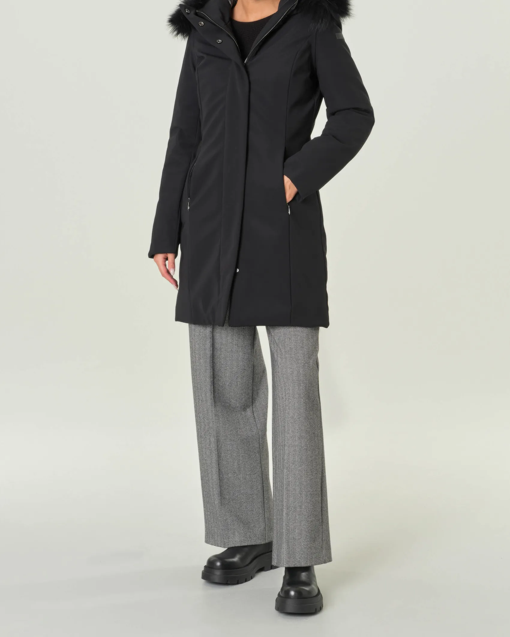 Cappotto nero imbottito Long Lady con profilo removibile in pelliccia lungo il cappuccio fisso