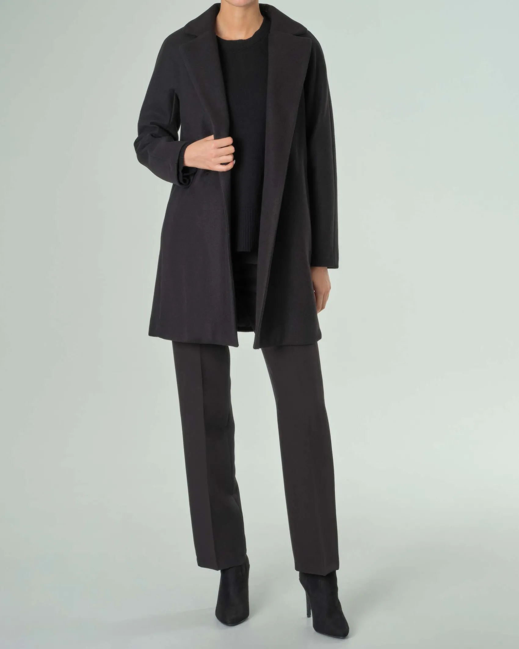 Cappotto nero in panno con cintura in vita e scollo a rever