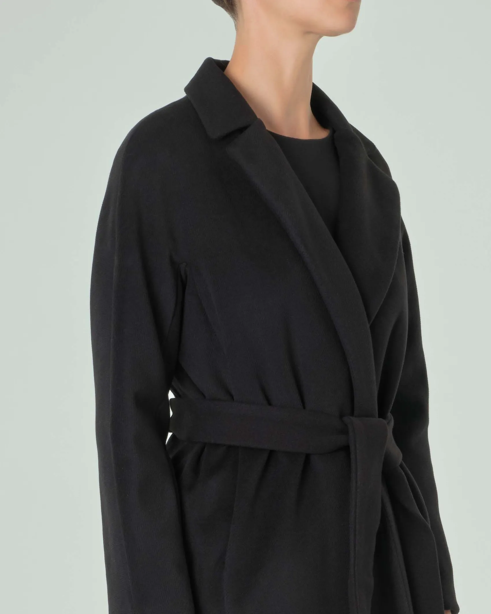 Cappotto nero lungo in panno di misto viscosa con collo a rever e cintura in vita