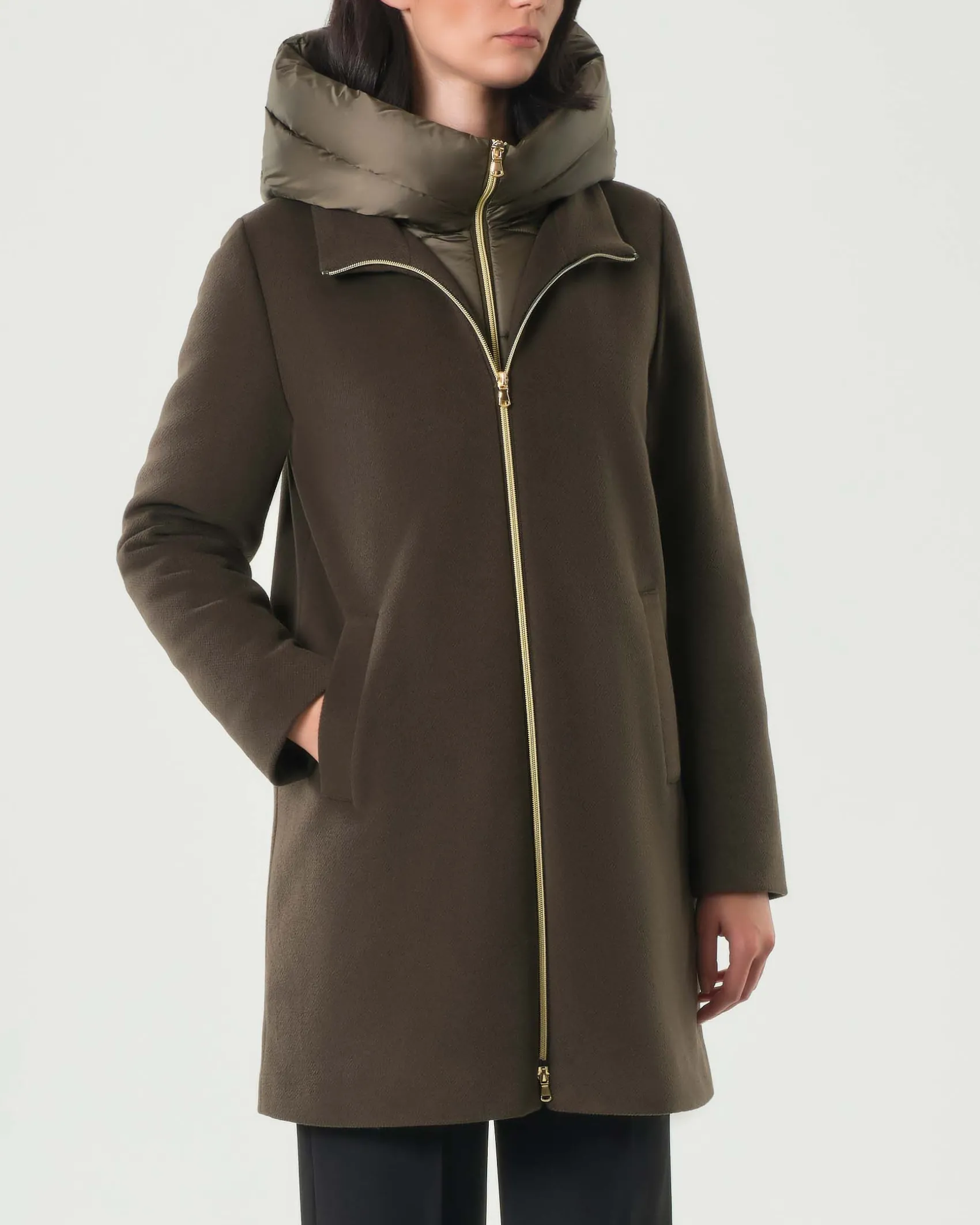Cappotto verde militare Emme Marella in tessuto diagonale con pettorina e cappuccio imbottiti in nylon removibili