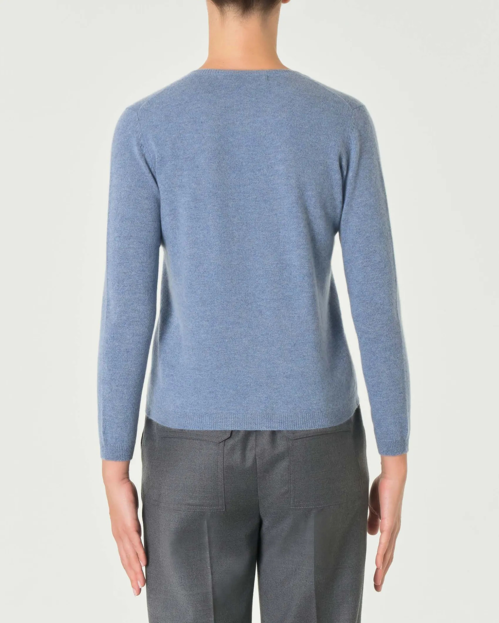 Cardigan azzurro denim girocollo in puro cashmere con chiusura a bottoni tono su tono