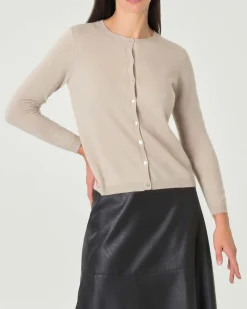Cardigan beige girocollo in puro cashmere con chiusura a bottoni tono su tono