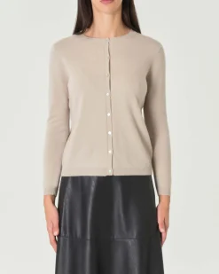 Cardigan beige girocollo in puro cashmere con chiusura a bottoni tono su tono