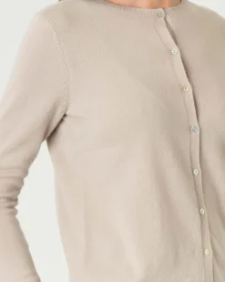 Cardigan beige girocollo in puro cashmere con chiusura a bottoni tono su tono