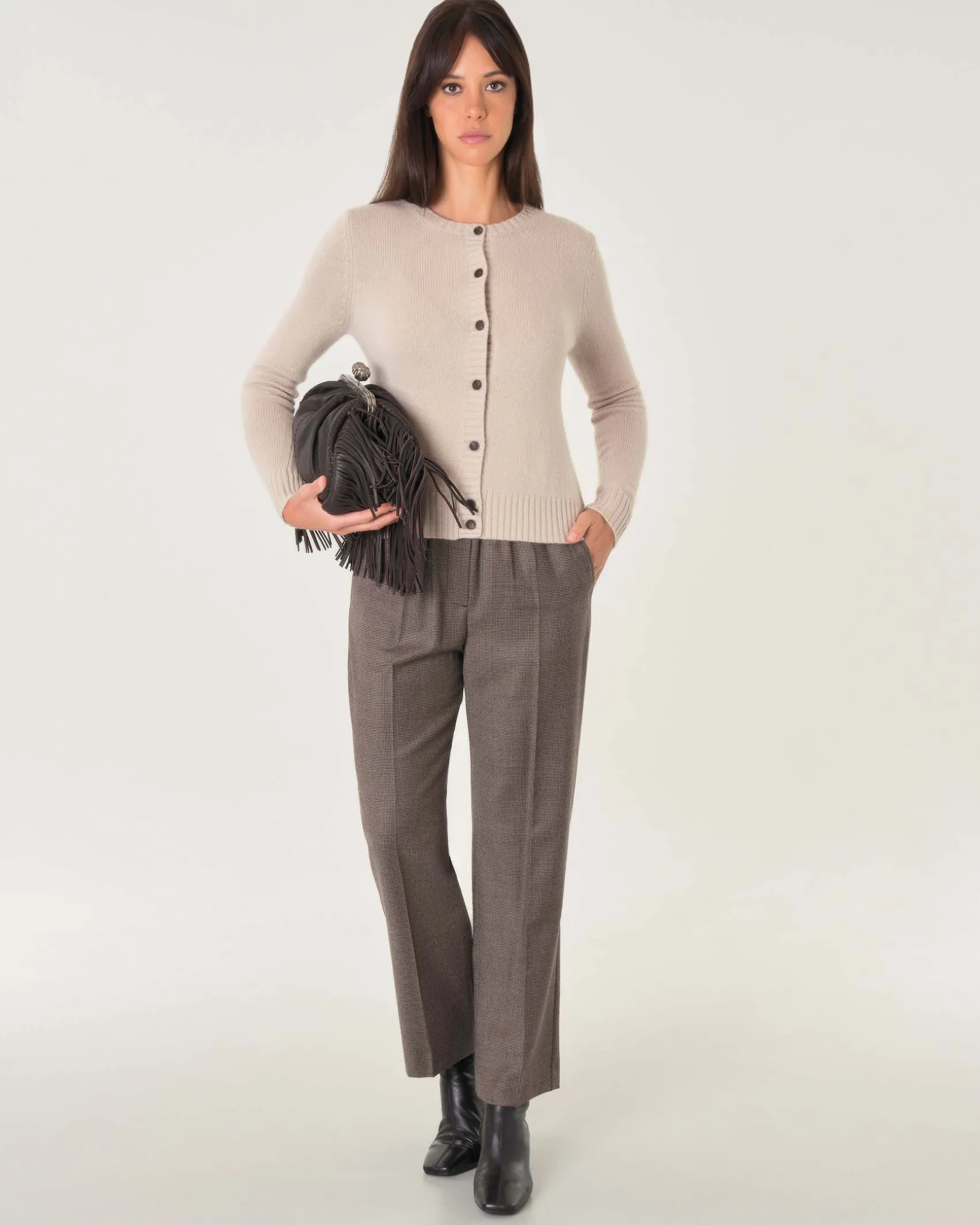 Cardigan beige in puro cashmere con scollo tondo e chiusura a bottoni