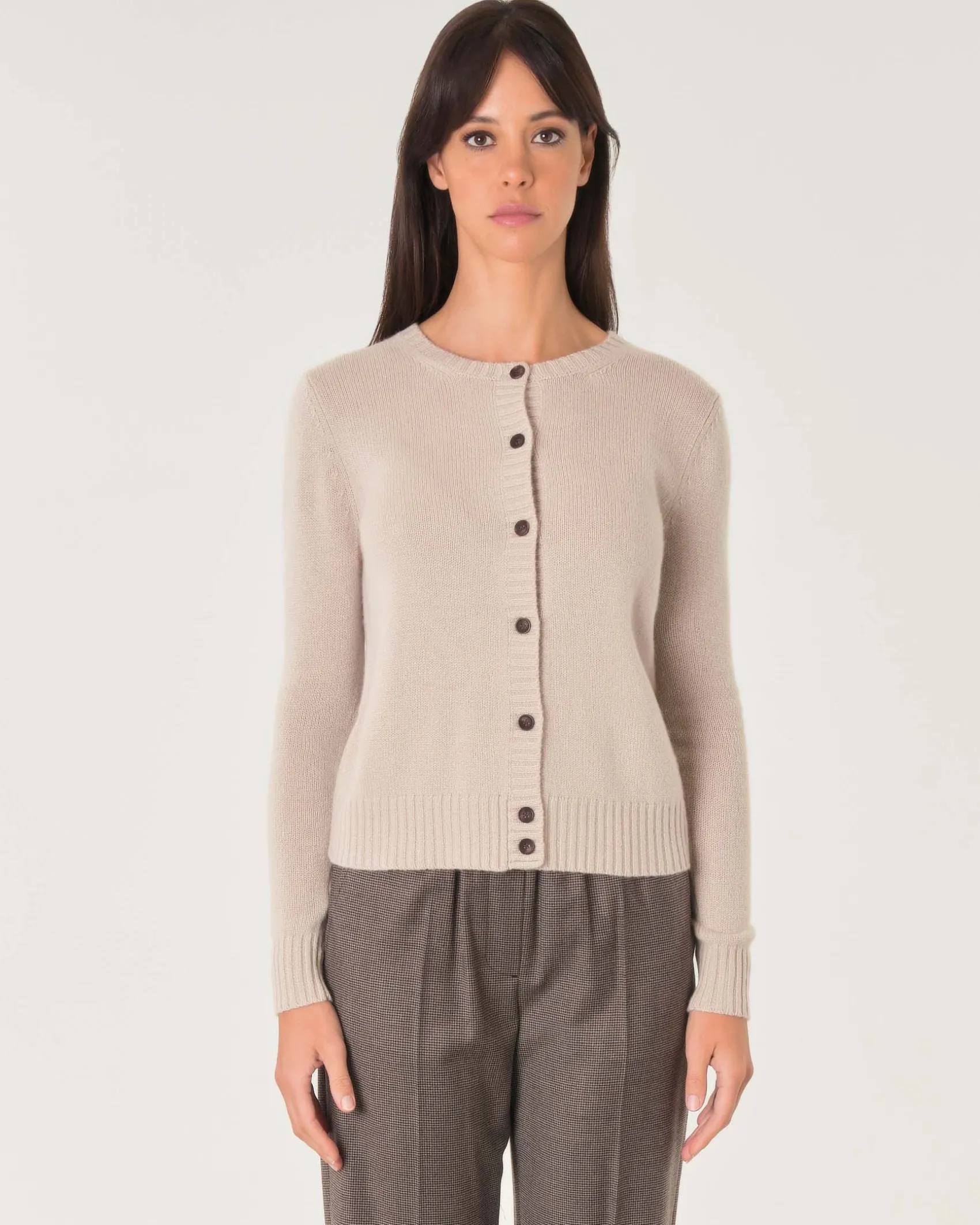 Cardigan beige in puro cashmere con scollo tondo e chiusura a bottoni