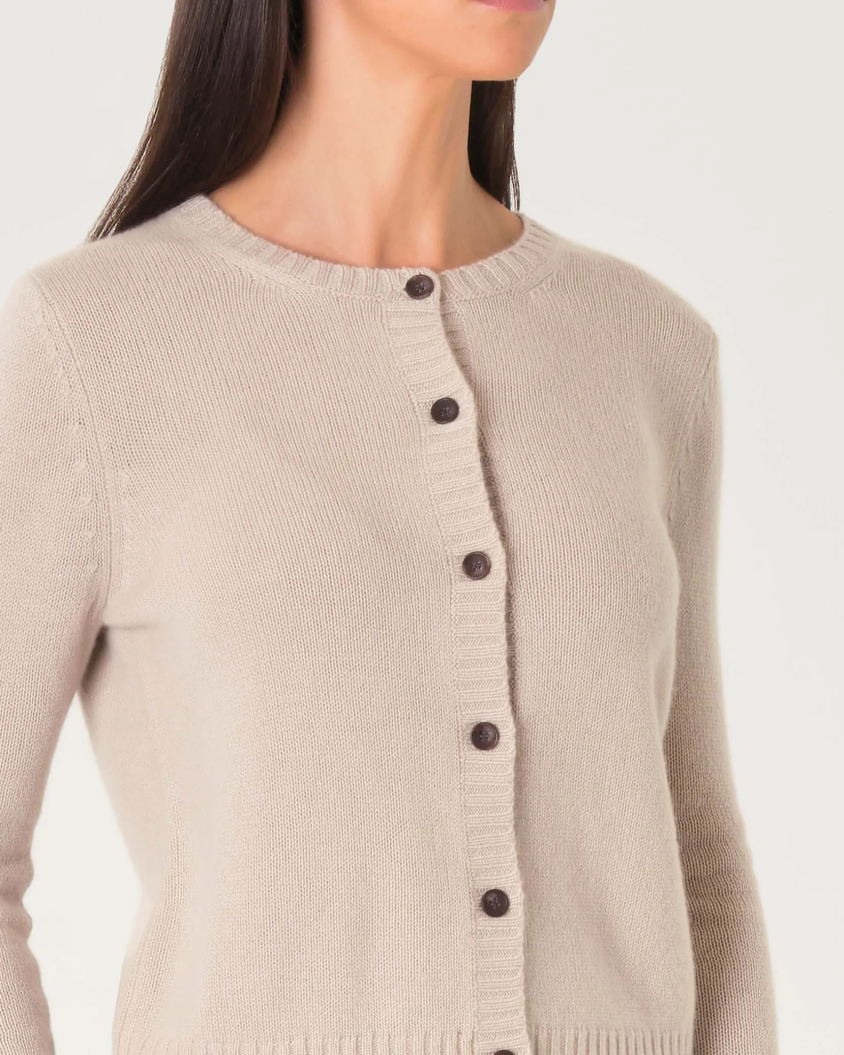 Cardigan beige in puro cashmere con scollo tondo e chiusura a bottoni