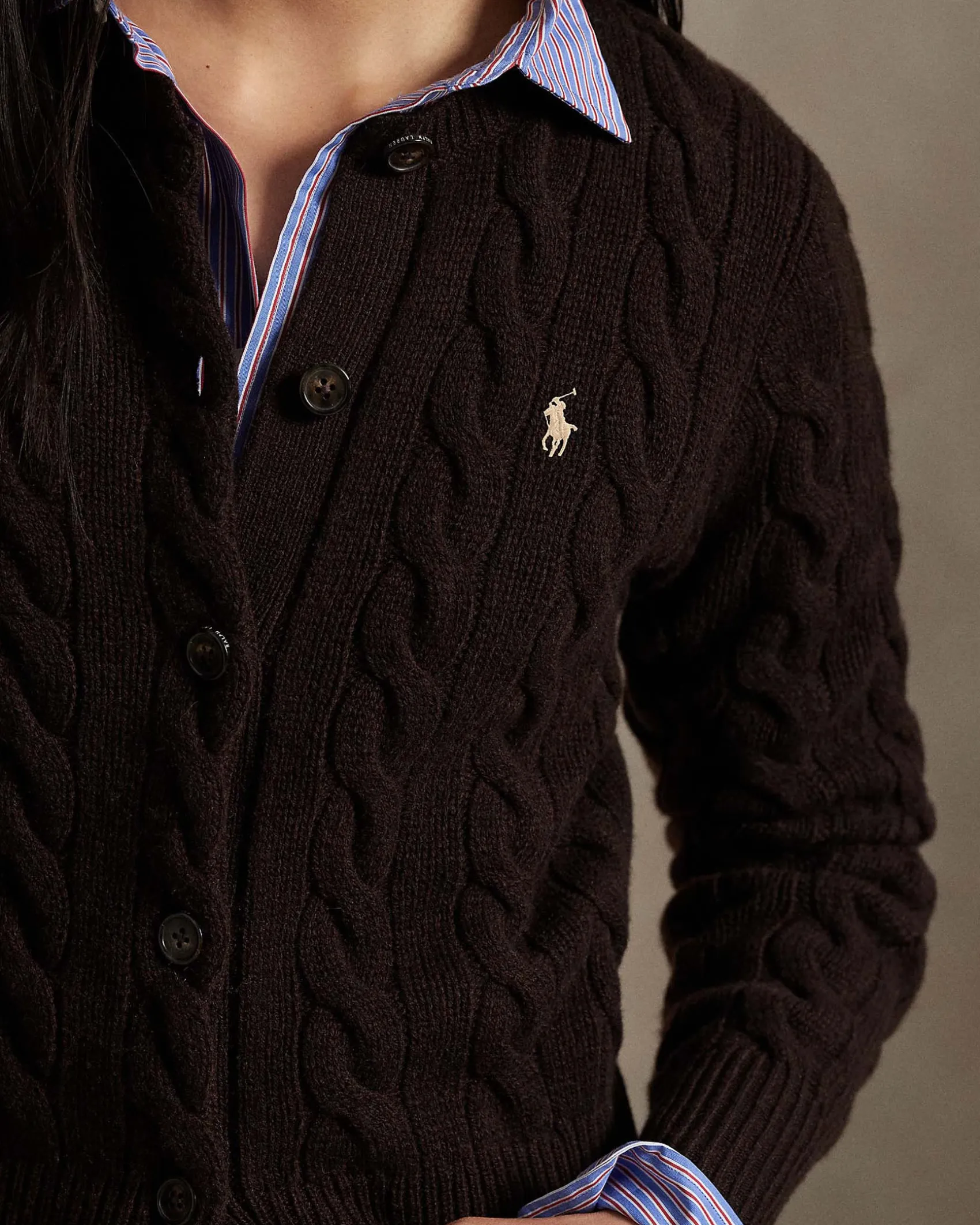 Cardigan color avorio Polo Ralph Lauren in lana e cashmere a trecce con scollo a giro e logo ricamato sul petto