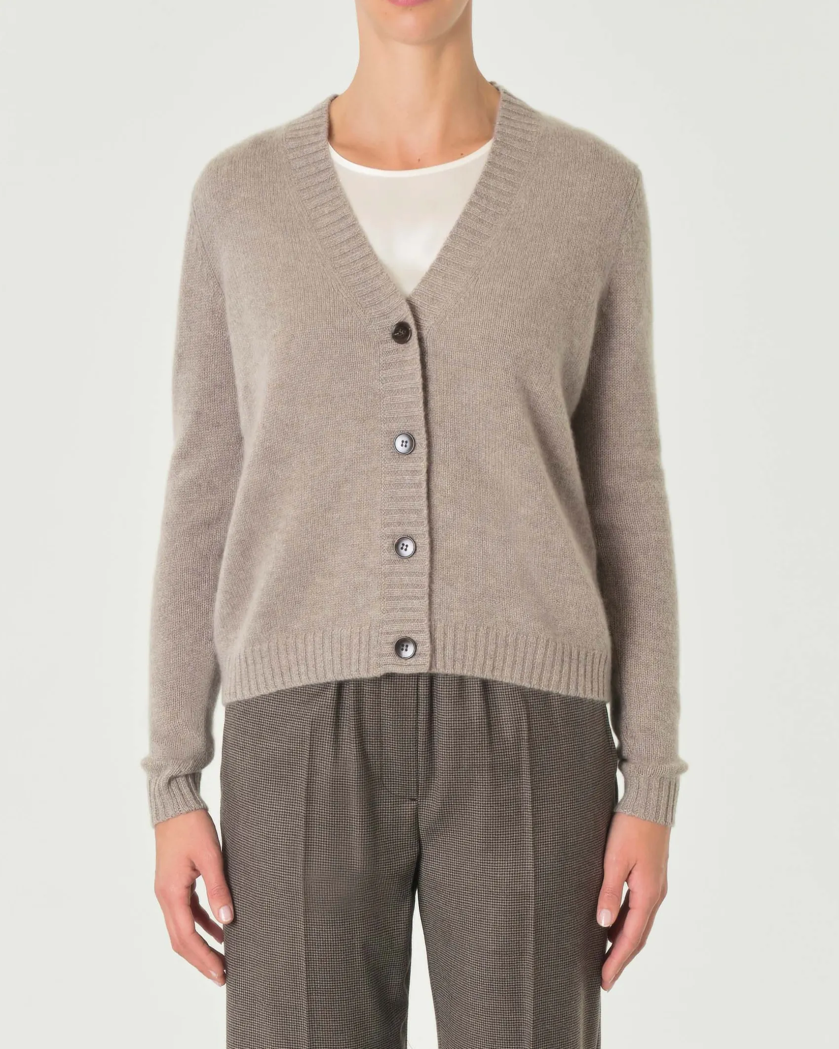 Cardigan color taupe in puro cashmere con scollo a V e chiusura a bottoni