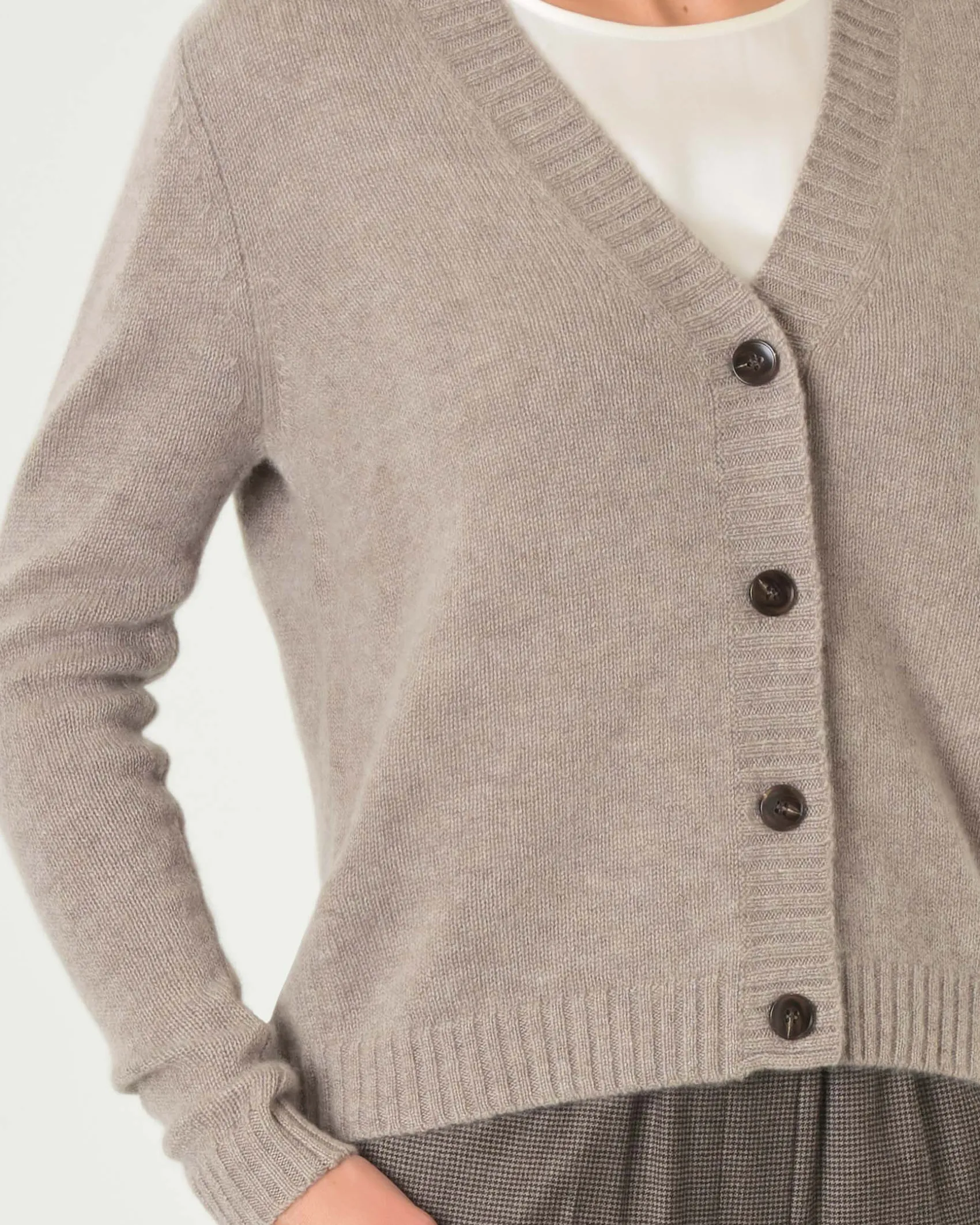 Cardigan color taupe in puro cashmere con scollo a V e chiusura a bottoni