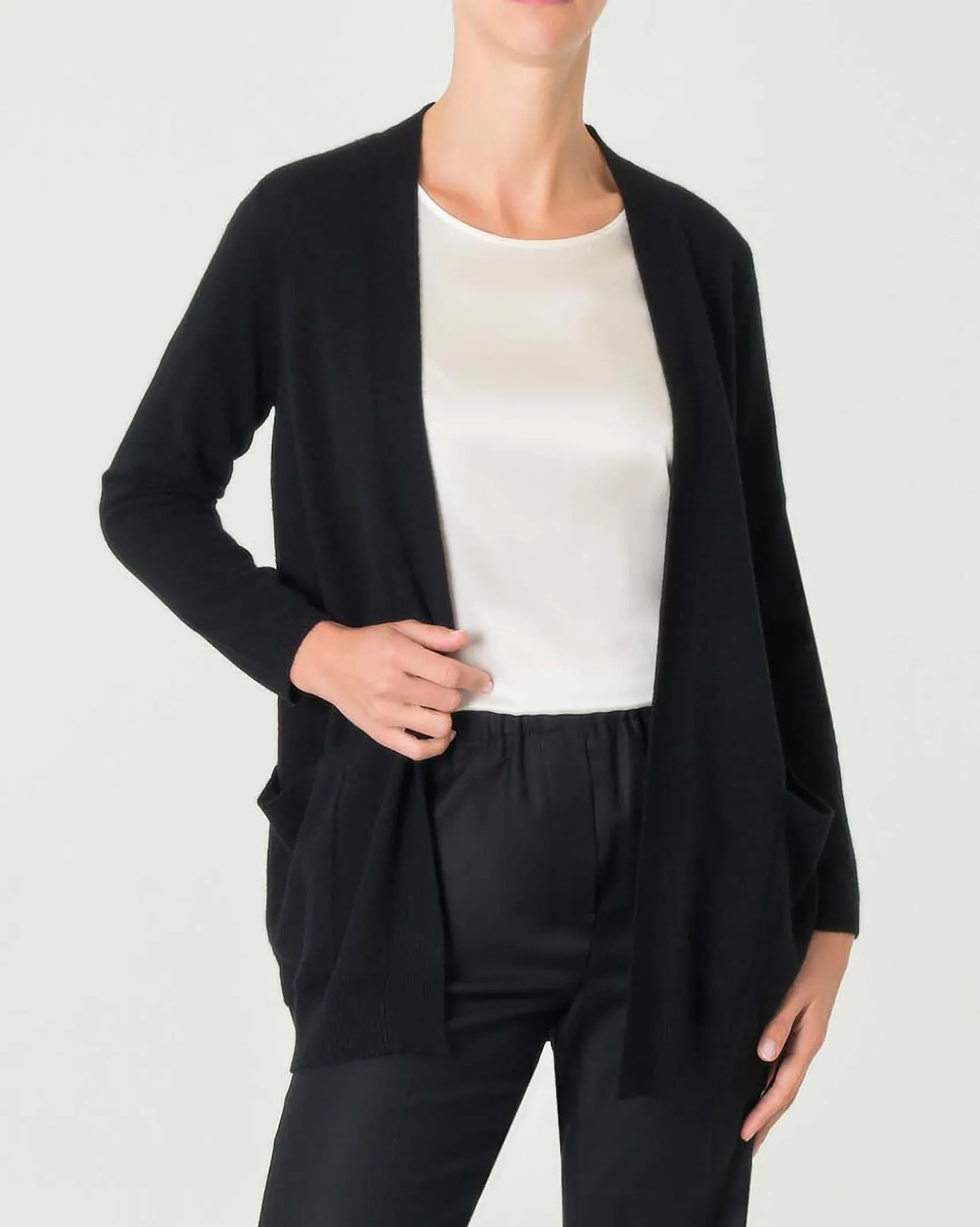 Cardigan midi nero in puro cashmere senza bottoni di chiusura con tasche laterali