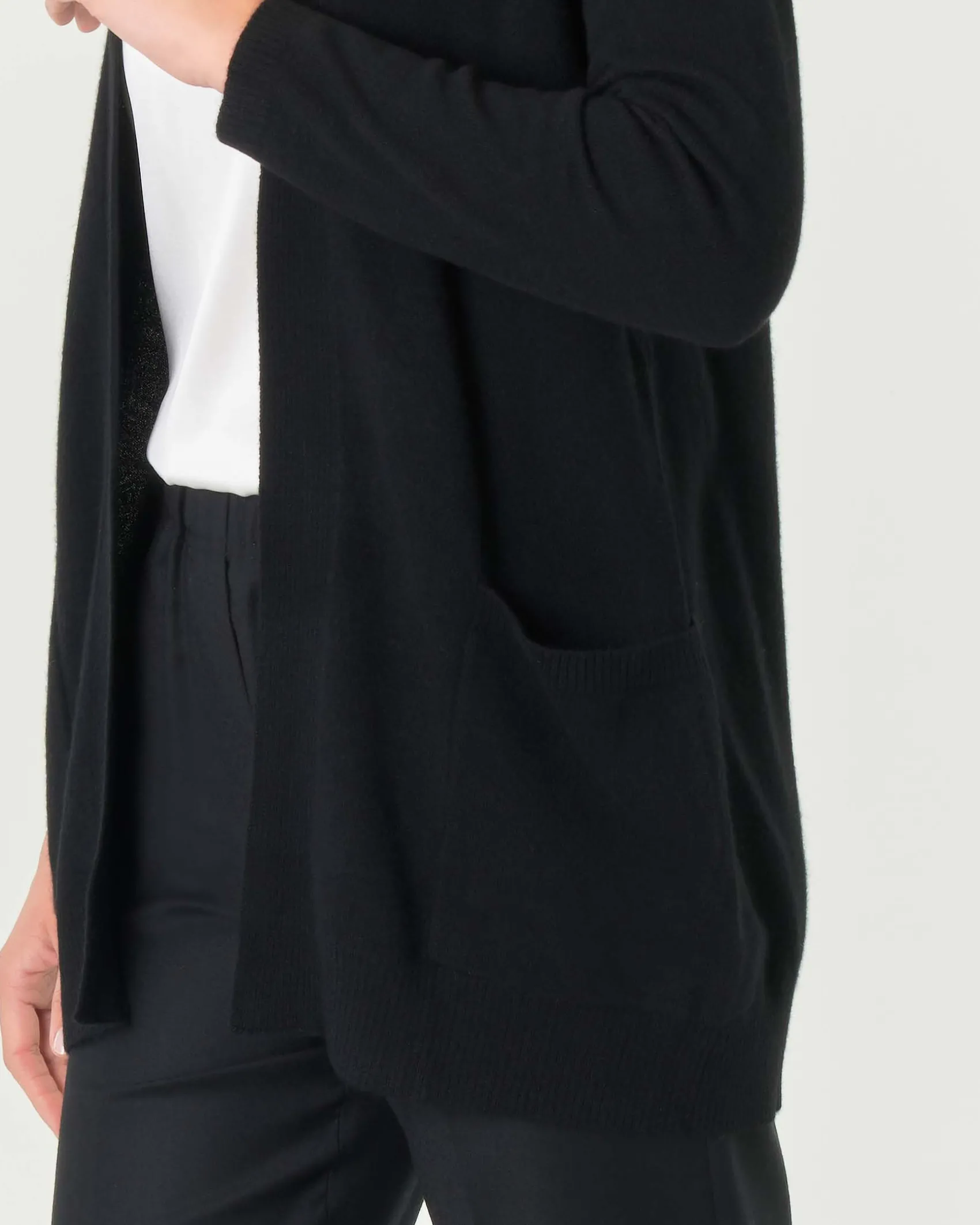 Cardigan midi nero in puro cashmere senza bottoni di chiusura con tasche laterali