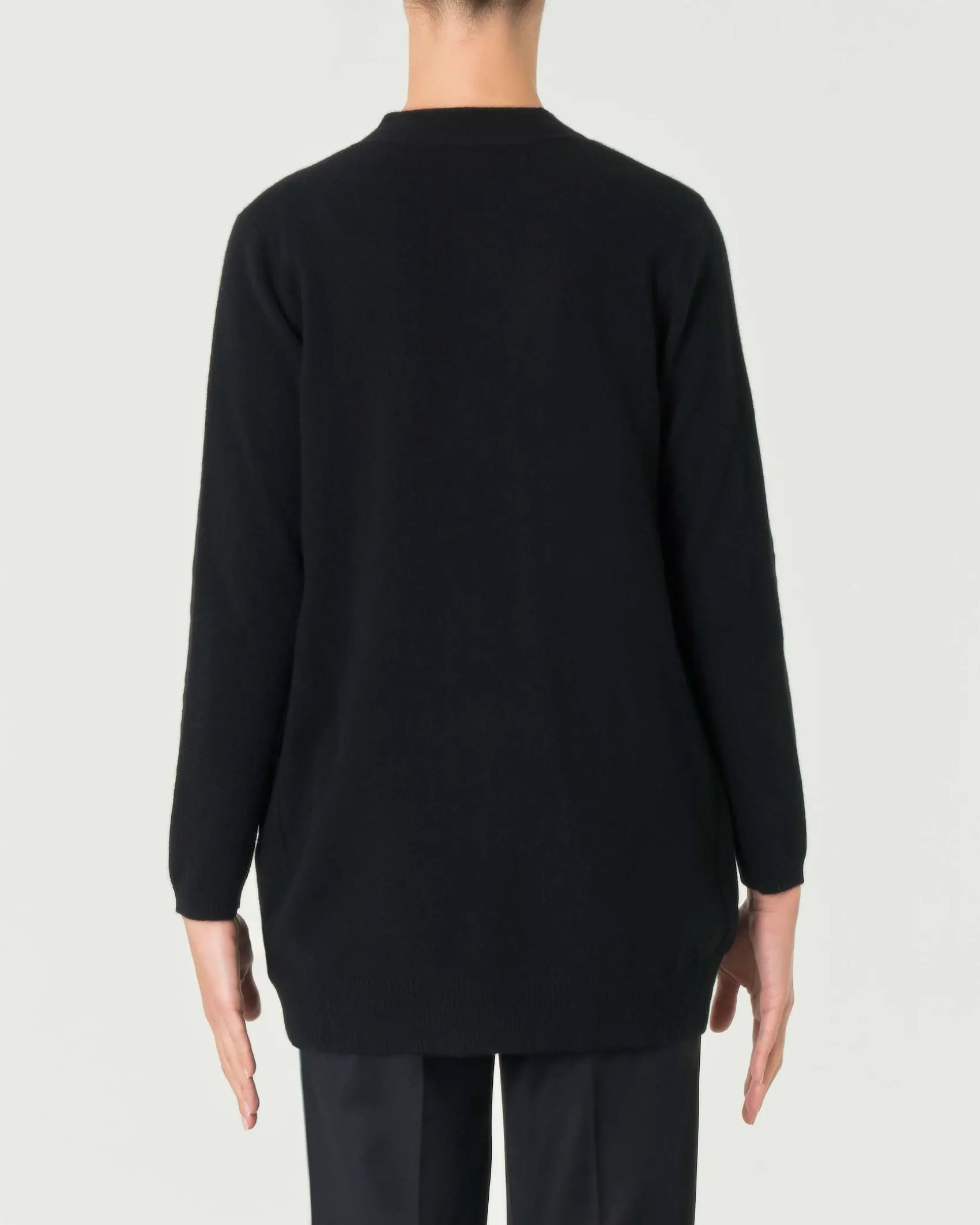 Cardigan midi nero in puro cashmere senza bottoni di chiusura con tasche laterali